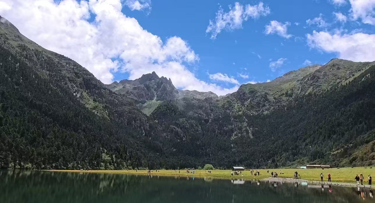 Ace Pro 2 拍摄的高山湖泊与蓝天场景